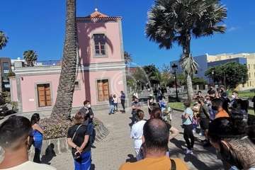 Protesta de los trabajadores del Paco Artiles y encuentro al aire libre con el alcalde en Arnao/TA.